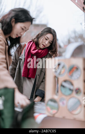 Portland, Oregon - Nov 16, 2019 : deux femmes asiatiques meilleur du shopping au marché du samedi de Portland Banque D'Images