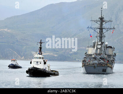 La baie de Souda, la Grèce (8 mars 2013) l'USS missiles de Barry (DDG 52) arrive dans la baie de Souda. Banque D'Images