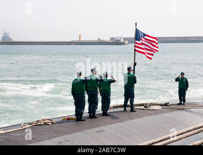 BUSAN, République de Corée (20 mars 2013) Les marins à bord de la Los Angeles-classe d'attaque USS CHEYENNE (SSN 773) Relever l'enseigne que le sous-marin arrive pour un service dans le port de Busan. Cheyenne a participé à l'exercice naval 2013 Foal Eagle avec Allied nation République de Corée à l'appui de la sécurité régionale et la stabilité de l'Indo-Asia-région du Pacifique. Banque D'Images