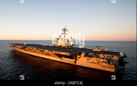 Océan Pacifique (fév. 16, 2013) Le porte-avions USS Carl Vinson (CVN 70) est en cours dans l'océan Pacifique. Banque D'Images