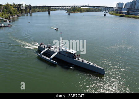 PORTLAND, OREGON (avr. 7, 2016) Sea Hunter, une toute nouvelle catégorie de véhicules Les navires de haute mer qui est en cours sur l'Williammette rivière après une cérémonie de baptême à Portland, Oregon, la partie de la Defense Advanced Research Projects Agency (DARPA) sentier continue la lutte anti-sous-marine navire sans pilote (ACTUV), de concert avec le Bureau de la recherche navale (ONR), s'efforce de tester pleinement les capacités du navire et plusieurs charges utiles, avec l'objectif de la transition de la technologie pour l'utilisation opérationnelle de la Marine une fois totalement prouvée. Banque D'Images