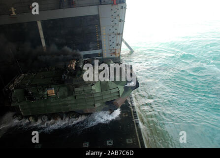 (Nov. 3, 2012) Un véhicule d'assaut amphibie (AAV) quitte le quai de transport amphibie USS Green Bay (LPD 20) au cours d'un exercice d'entraînement de routine pont du coffre. Green Bay fait partie de la groupe amphibie de Peleliu, avec la 15e unité expéditionnaire de Marines embarqués, et est déployée à l'appui d'opérations de sécurité maritime et les efforts de coopération en matière de sécurité dans le théâtre dans la 5e Flotte des États-Unis zone de responsabilité. Banque D'Images