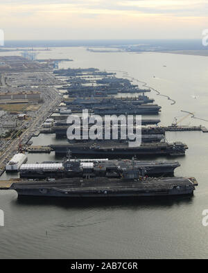 La NORFOLK (déc. 20, 2012) Le porte-avions USS Dwight D. Eisenhower (CVN 69), USS George H. W. Bush (CVN 77), de l'USS Enterprise (CVN 65), USS Harry S. Truman (CVN 75), et l'USS ABRAHAM LINCOLN (CVN 72) sont au port à Naval Station Norfolk, Va., le monde plus grand station navale. Banque D'Images