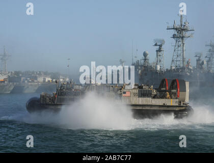 ROTA, ESPAGNE (nov. 15, 2012) Un landing craft air cushion (LCAC) renvoie à la même plate-forme de la station de transport amphibie USS New York (LPD 21) alors que c'est à Rota, Espagne pierside, au cours d'un service au port. New York fait partie de l'Iwo Jima Groupe amphibie avec l'entrepris 24e Marine Expeditionary Unit (MEU) 24e et est déployée à l'appui d'opérations de sécurité maritime et les efforts de coopération en matière de sécurité dans le théâtre américain dans la zone de responsabilité de la sixième flotte. Banque D'Images