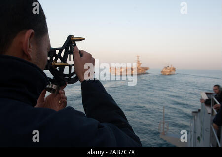 (Janvier 1985). 2, 2013) un quartier-maître 3ème classe utilise une statometer à bord de la classe Ticonderoga croiseur lance-missiles USS Mobile Bay (CG 53) pour mesurer la distance du navire à l'écart de la mission de combat militaire rapide Commande de navire USNS Bridge (T-AOE 10) au cours d'un ravitaillement en mer. La baie de Mobile est déployé avec le John C. Stennis Strike Group pour la 5e Flotte des États-Unis zone de responsabilité des opérations de sécurité maritime, les efforts de coopération en matière de sécurité dans le théâtre et missions d'appui pour l'opération Enduring Freedom. Banque D'Images