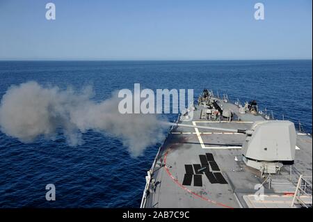 (Oct. 11, 2012) Le destroyer USS-missiles Jason Dunham (DDG 109) mène une vie-fire test de la MK 45 5 pouces canon léger. Jason Dunham est déployé sur le 5e Flotte des États-Unis zone de responsabilité des opérations de sécurité maritime, les efforts de coopération en matière de sécurité dans le théâtre et missions d'appui pour l'opération Enduring Freedom. Banque D'Images