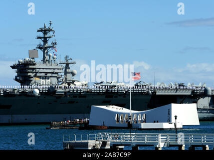 (2 juillet 2012) marins homme les rails à bord du porte-avions USS Nimitz (CVN 68) alors qu'il passe le USS Arizona Memorial à Pearl Harbor. Banque D'Images