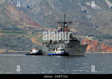 La baie de Souda, Grèce (nov. 13, 2012) La classe Oliver Hazard Perry frégate lance-missiles USS Robert G. Bradley (FFG 49) arrive pour un service au port. Robert G. Bradley est homeported à Mayport, en Floride, et elle est déployée à mener les opérations de sécurité maritime et les efforts de coopération en matière de sécurité dans le théâtre américain dans la zone de responsabilité de la sixième flotte. Banque D'Images