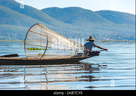 Les pêcheurs au lac Inle, l'État de Shan, Myanmar Banque D'Images