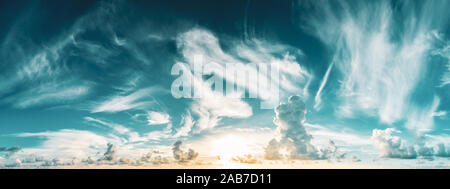 Panorama de bleu ciel nuageux et soleil levant Banque D'Images