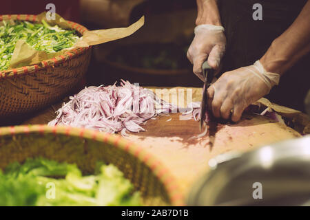 Rue vietnamiens sur le marché des aliments au Vietnam. La cuisson des aliments asiatiques. Banque D'Images