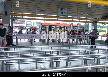 En Asie du Sud-Est / Singapour - Nov 23, 2019 : les droits de trafic pendant les heures de pointe dans un terminal de bus de correspondance. Des personnes non identifiées, voyons queuing Banque D'Images