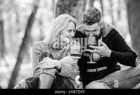 Merci aux amis. l'amour et de romance. date L'humeur du printemps. bonne femme et homme barbu boire du vin. couple in love se détendre en forêt d'automne. Camping et randonnées. cheers. Pique-nique en famille. Valentines Day. Banque D'Images