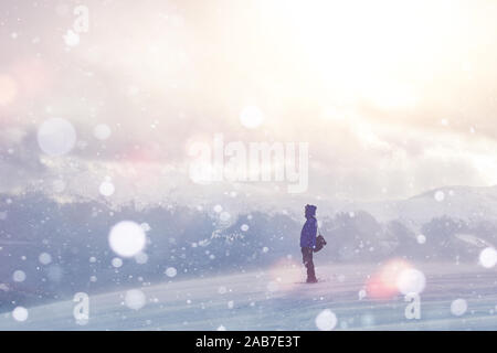 Paysage d'hiver fantastique et foulé chemin touristique. Randonneur, avec sac à dos, est l'escalade sur la montagne à la veille de la maison de vacances. Lumière effet bokeh Banque D'Images