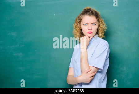 Meilleur ami de l'enseignant d'apprenants. Bon professeur est maître de la simplification. Enseignante en face de tableau. Expliquer l'enseignant difficile sujet. Passionné par la connaissance. Enseignement pourrait être plus amusant. Banque D'Images