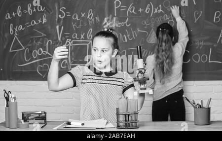 Cours de biologie. L'amélioration de la médecine moderne. La recherche en chimie. Les enfants à l'aide de microscope. Des expériences scientifiques en laboratoire. Les petites filles en laboratoire. Microscope. Peu de travaux Scientifiques avec microscope. Banque D'Images