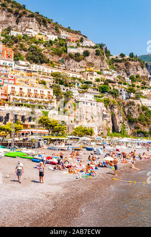 Positano, Italie - Septembre 05, 2019 incroyable : Positano médiévale cityscape sur paysage rocheux, les gens sur la plage, les touristes à pied par la rue confortable Banque D'Images