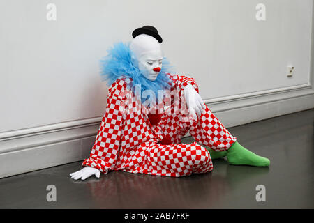 Clown sculpture hyper réaliste à 'tout le monde est plus léger' ou 'vocabulaire de la solitude' par Ugo Rondinone dans Helsingin Taidehalli, Helsinki, Finlande Banque D'Images