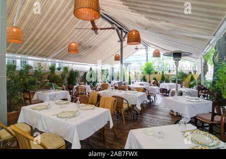 Moscou - Circa Août 2011 : tables de restaurant en terrasse d'été avec beaucoup de plantes vertes et de chauffages à gaz pour les soirées Banque D'Images