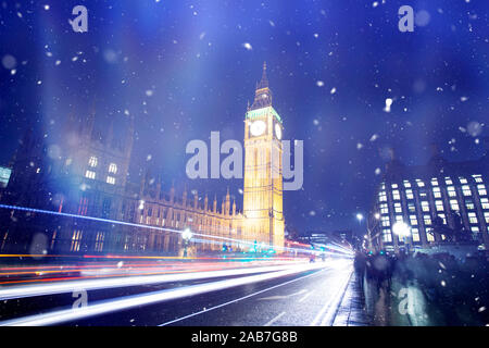 Big Ben et Westminster sur une froide nuit d'hiver avec des chutes de neige, Londres, Royaume-Uni Banque D'Images