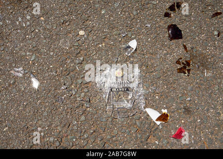 Tessons de bouteille de brandy avec l'étiquette la litière de frères chrétiens la rue chaussée à un parc public à Santa Rosa, en Californie. Banque D'Images