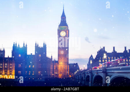 Big Ben et Westminster sur une froide nuit d'hiver avec des chutes de neige, Londres, Royaume-Uni Banque D'Images