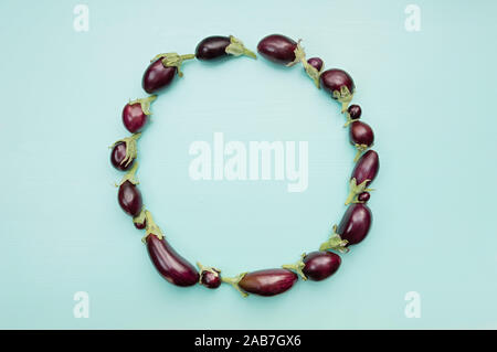 Aubergine ronde cadre avec l'espace vide pour le texte. Concept d'aliments sains, vue du dessus. Fflat lay. Banque D'Images