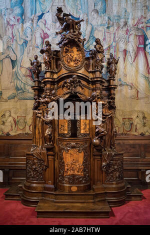 L'Italie, Bergame, Lombardie : intérieur de la Basilique de Santa Maria Maggiore, confessionnel baroque en bois conçu par Andrea Fantoni, datant t Banque D'Images