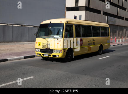 Yellow school bus dans le quartier financier de Dubaï, Emirats Arabes Unis Banque D'Images