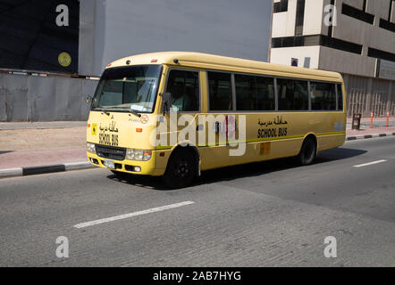 Yellow school bus dans le quartier financier de Dubaï, Emirats Arabes Unis Banque D'Images