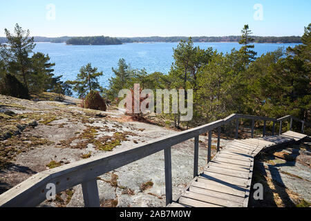 Escaliers en bois menant en bas des rochers en direction de la mer. Belle journée de soleil dans l'archipel finlandais, l'Île Kemiö en Finlande. Banque D'Images