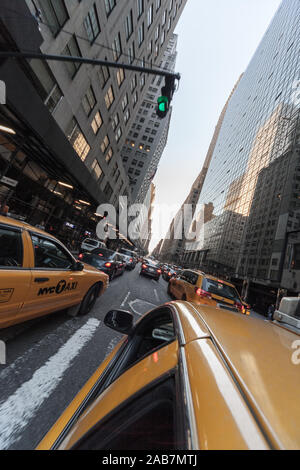 LEXINGTON AVENUE, NEW YORK CITY, États-Unis d'Amérique - 13 NOVEMBRE 2010 : les taxis jaunes, les taxis et les voitures, le trafic d'attente dans Lexington Avenue Banque D'Images