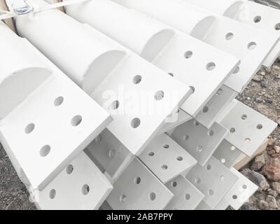 Couleur blanc métal empilées contreventements diagonaux avec trous pour les boulons. Pièces métalliques empilés d'un bâtiment pré-fabriqué. La construction du camp de construction rapide par Banque D'Images