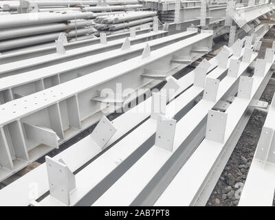 Pièces métalliques empilés d'un bâtiment pré-fabriqué. La construction du camp de construction rapide de pièces à l'entrepôt. Banque D'Images