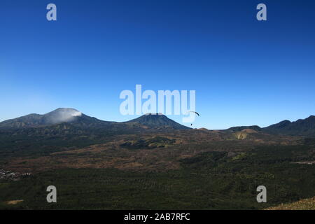 Dans Paralayang Megasari Hill, Cratère Ijen Plateau, l'Est de Java, Indonésie Banque D'Images