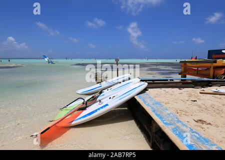 Célèbre planche à voile Lagoon Lac Bay sur l'île de Bonaire dans la mer des Caraïbes Banque D'Images