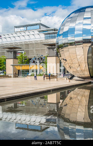 La place du millénaire avec le Planétarium sous la forme d'une immense boule miroir à Bristol, Avon, Angleterre, Royaume-Uni, Europe Banque D'Images