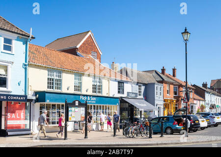 Aldeburgh High Street avec les gens la navigation au travers de petites boutiques, Aldeburgh, Suffolk, Angleterre, Royaume-Uni, Europe Banque D'Images