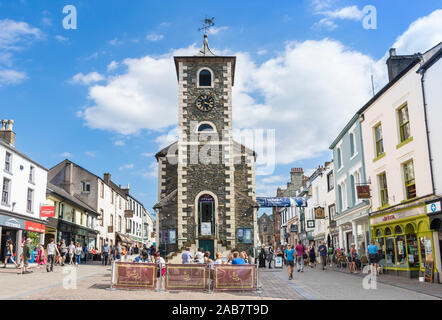 Le Moot Hall et centre d'informations touristiques dans le centre-ville de Keswick, Lake District, Cumbria, Angleterre, Royaume-Uni, Europe Banque D'Images