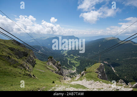 Paysages de Seceda, vue du téléphérique avec ciel bleu dans la gamme de montagne Dolomites en été Banque D'Images