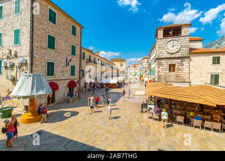 Vue sur la vieille tour de l'horloge de la vieille ville de Kotor, site classé au Patrimoine Mondial de l'UNESCO, Kotor, Monténégro, Europe Banque D'Images