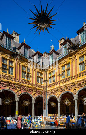 Marché dans la Vieille Bourse, Lille, Nord, France, Europe Banque D'Images