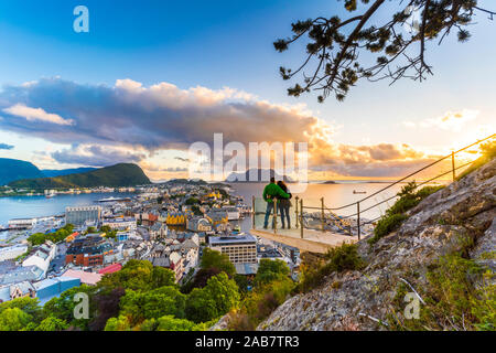 Couple et profiter de la vue d'Alesund au coucher du soleil, vue de Byrampen More og Romsdal County, Norway, Scandinavia, Europe Banque D'Images