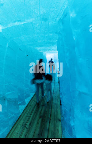 Les touristes marcher dans la grotte de glace à l'intérieur du glacier du Rhône, Gletsch, Canton du Valais, Suisse, Europe Banque D'Images