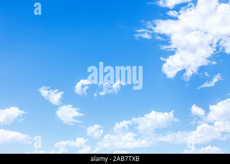 Blauer Himmel mit weissen Wolken Banque D'Images