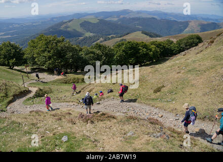 Pèlerins chrétiens de marcher le chemin de Saint-Jacques (St. James' Way) Route en Espagne, Europe Banque D'Images