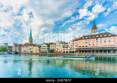 Église Fraumunster Saint Pierre et le long de la rivière Limmat, Niederdorf, Zurich, Switzerland, Europe Banque D'Images