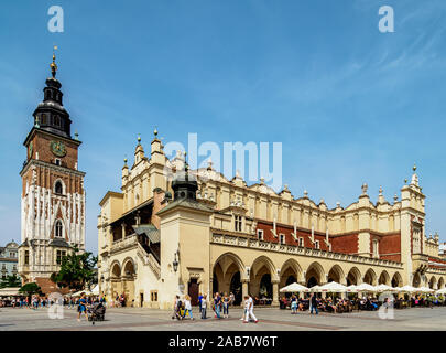 Halle aux draps et tour de l'Hôtel de Ville, place du marché, Cracovie (Krakow), UNESCO World Heritage Site, Lesser Poland Voivodeship, Pologne, Europe Banque D'Images