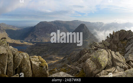 Tryfan, vu du haut de la crête hérissée sur Glyder Fach, Galles, Royaume-Uni, Europe Banque D'Images