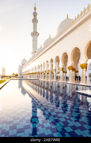 Les réflexions dans les piscines à Abu Dhabi est magnifique Grande Mosquée, Abu Dhabi, Émirats arabes unis, Moyen Orient Banque D'Images